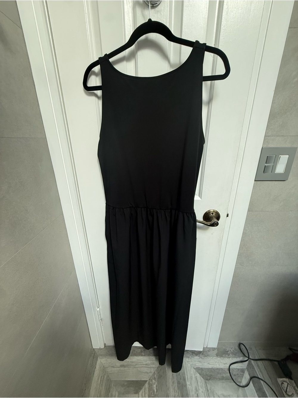 Lou & Grey Black Sleeveless Gathered-Waist Maxi Dress
